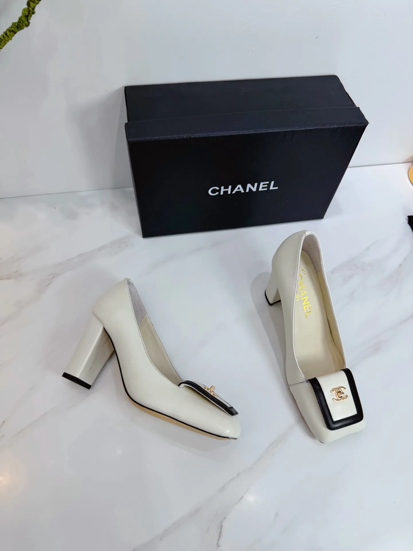 👟👟Ex-factory price 560👟👟 CHANEL 2026 Autumn Martin Boots Single Shoes Sandals Slippers Latest ❤ European Purchasing Agency & Fragrant Grandma’s New Fashion Latest Page 🔛 Small fragrant Martin boots that exude lasting charm ~ The original development supports any comparison in the market 🆚 The so-called smooth and natural lines can restore the original appearance. Many stars have recommended it One of the must-have items in spring. Super comfortable on the feet, really fragrant series... 💝💝💝 1⃣️Fabric: Imported Yangjing 2⃣️Inner: Imported sheepskin 3⃣️Outsole: Imported Italian original original color genuine leather outsole Heel height 8.0 4⃣️Code number: 35 to 39 (customized at 40.41)